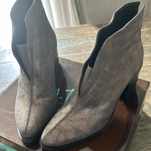Diba Shoes - Diba True Women’s Karma V Throat Metallic Ankle Booties Size 8 Great Condition